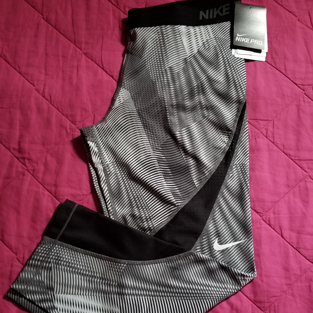 Nike Pro DriFIT Hypercool Training Capri